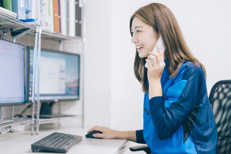 電話対応するロードの女性スタッフ