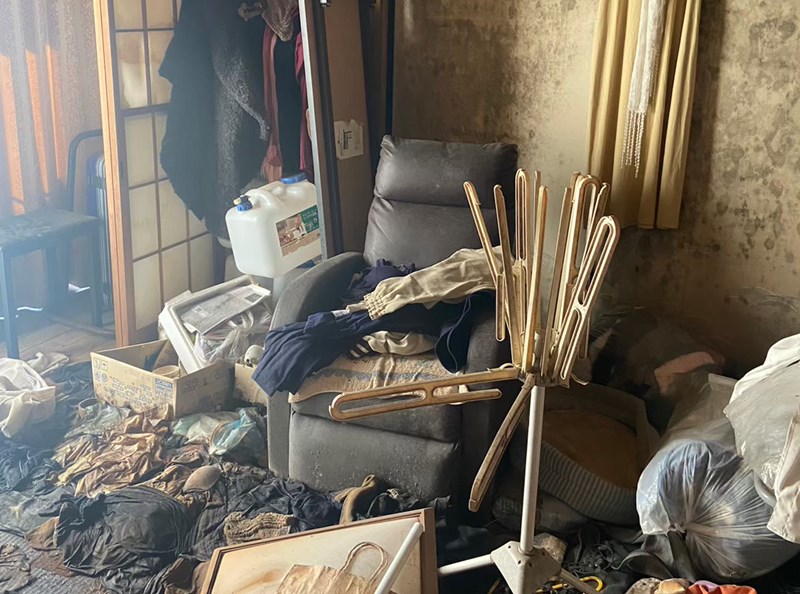 ロードのスタッフが作業する前の火災後のお部屋