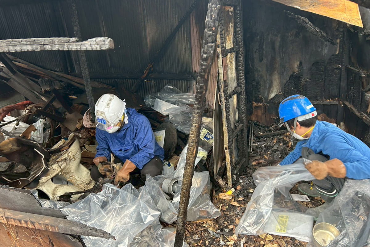 火災現場で解体作業をするロードのスタッフ